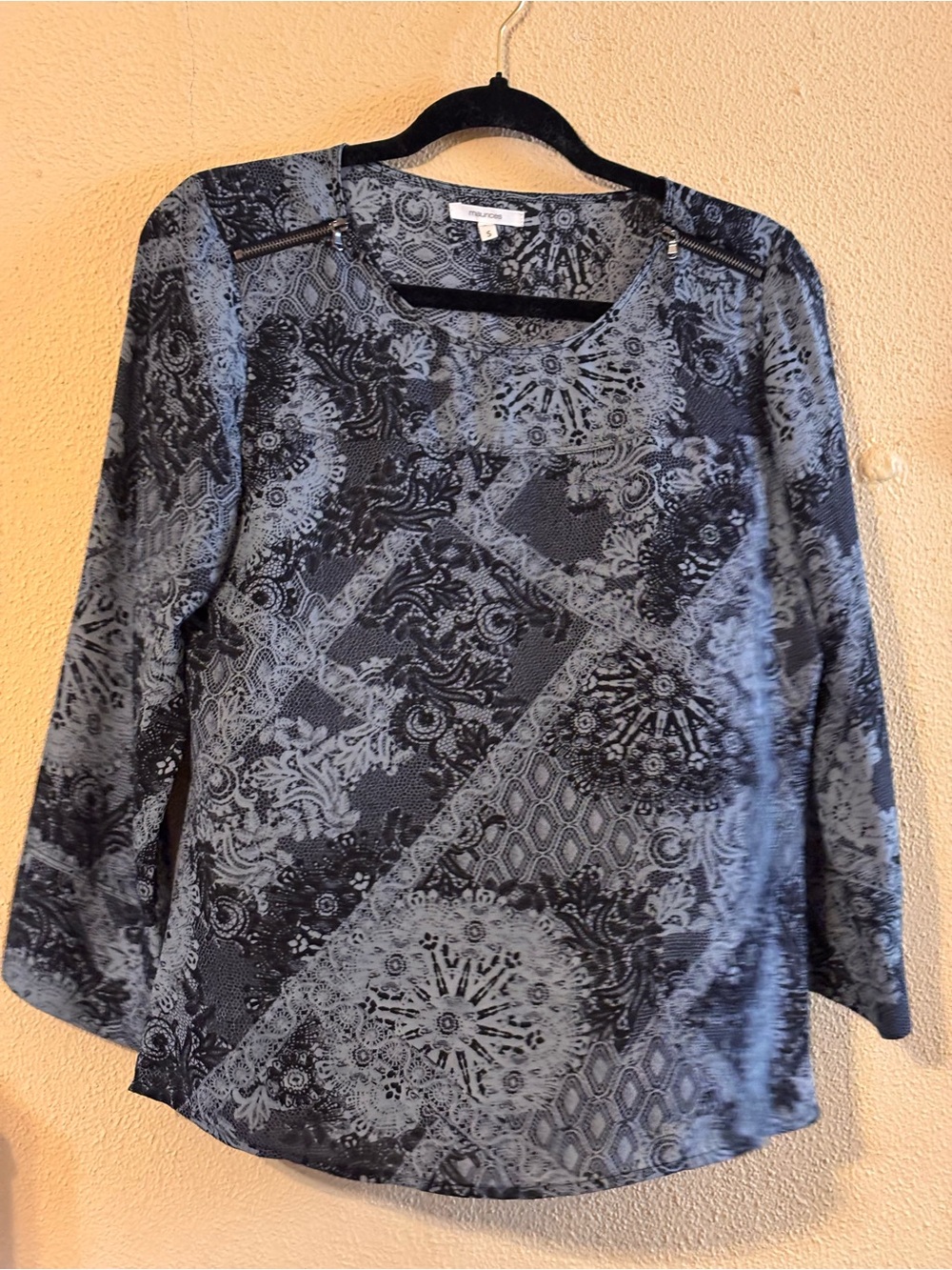 Maurices Size S Gray Black Lace Print 3/4 Sleeve Zip Shoulder Top
